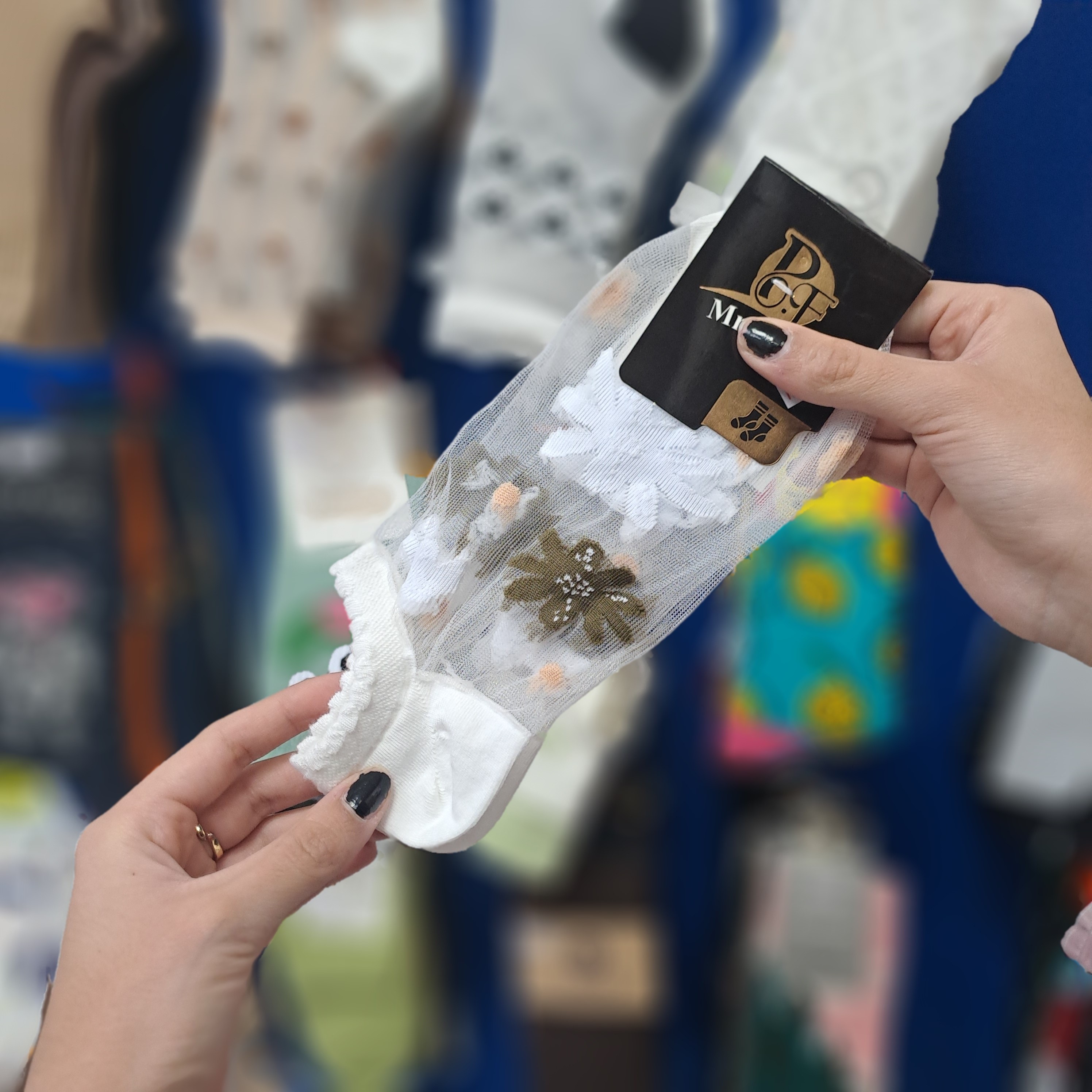 جوراب طرح دار توری گل دار لب فر